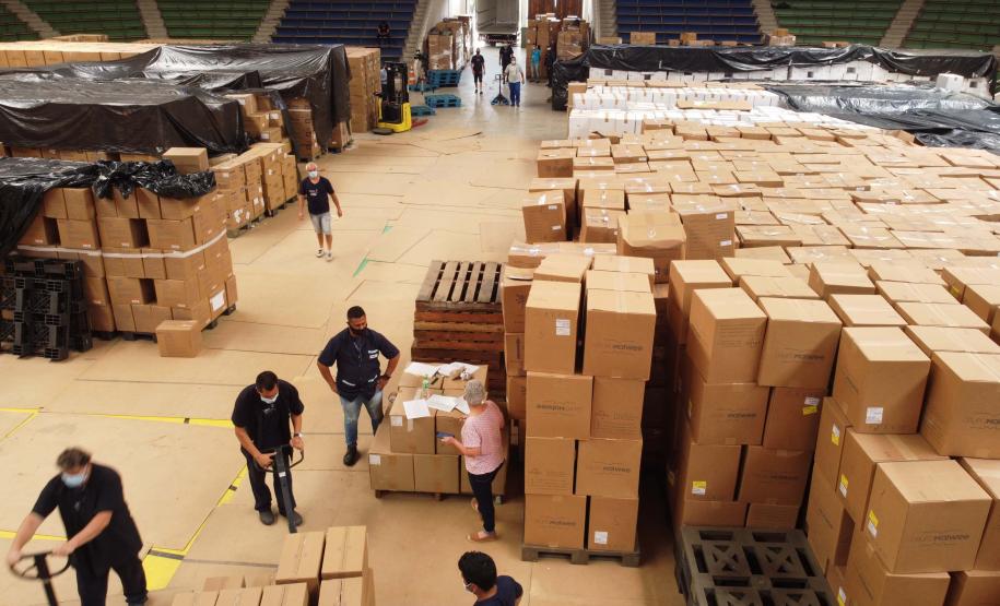 Paraná começa a distribuição de 2,2 milhões de itens para a vacinação da Covid-19