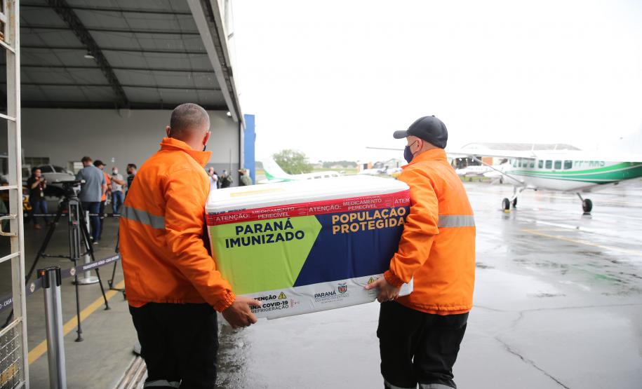 Governo começa a distribuir vacinas no Interior do Paraná