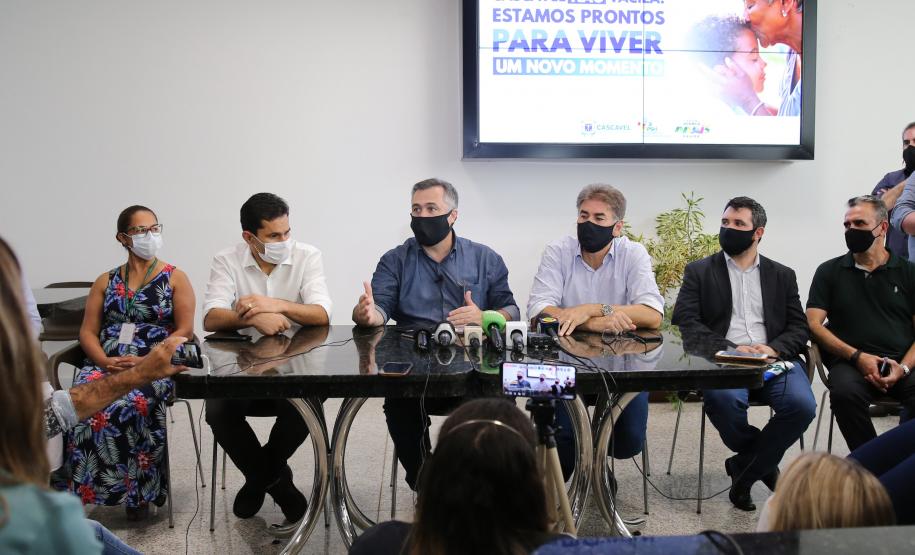 Paranaenses da Região Oeste comemoram chegada da vacina contra o coronavírus
