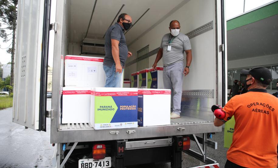 Governo começa a distribuir vacinas no Interior do Paraná