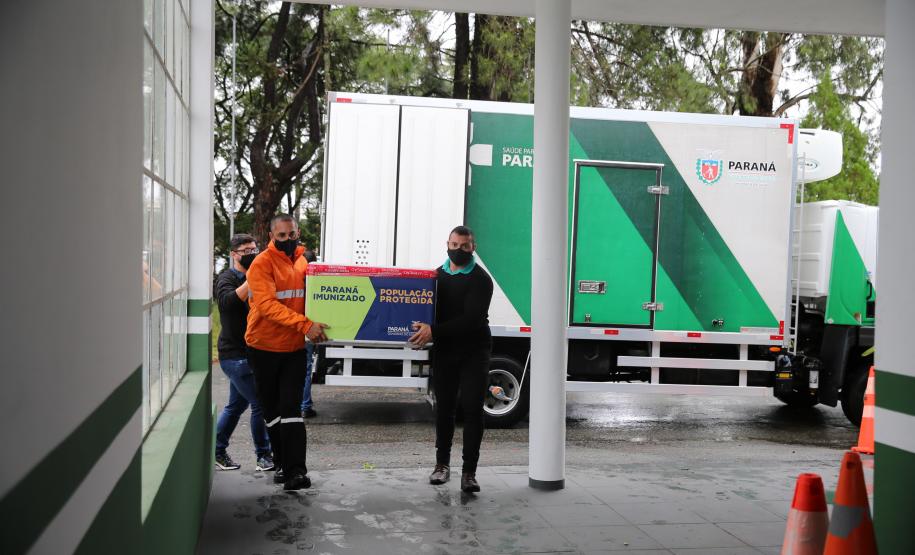 Governo começa a distribuir vacinas no Interior do Paraná