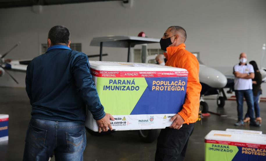 Governo começa a distribuir vacinas no Interior do Paraná
