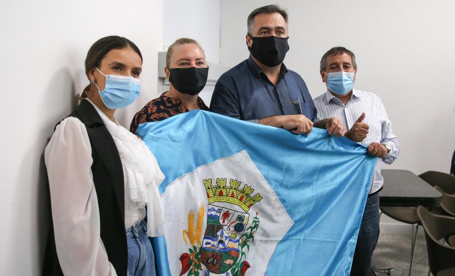 Paranaenses da Região Oeste comemoram chegada da vacina contra o coronavírus