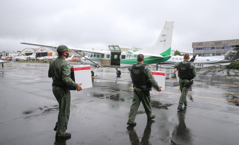 Governo começa a distribuir vacinas no Interior do Paraná