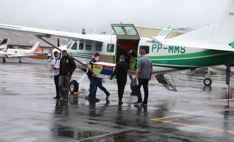 Governo começa a distribuir vacinas no Interior do Paraná