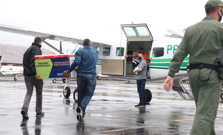 Governo começa a distribuir vacinas no Interior do Paraná
