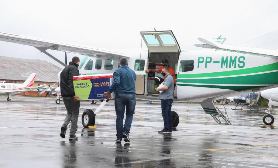 Governo começa a distribuir vacinas no Interior do Paraná