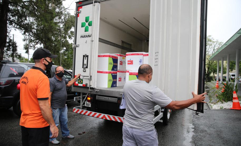 Governo começa a distribuir vacinas no Interior do Paraná