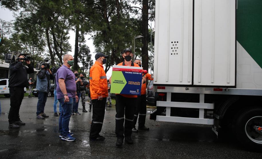 Governo começa a distribuir vacinas no Interior do Paraná