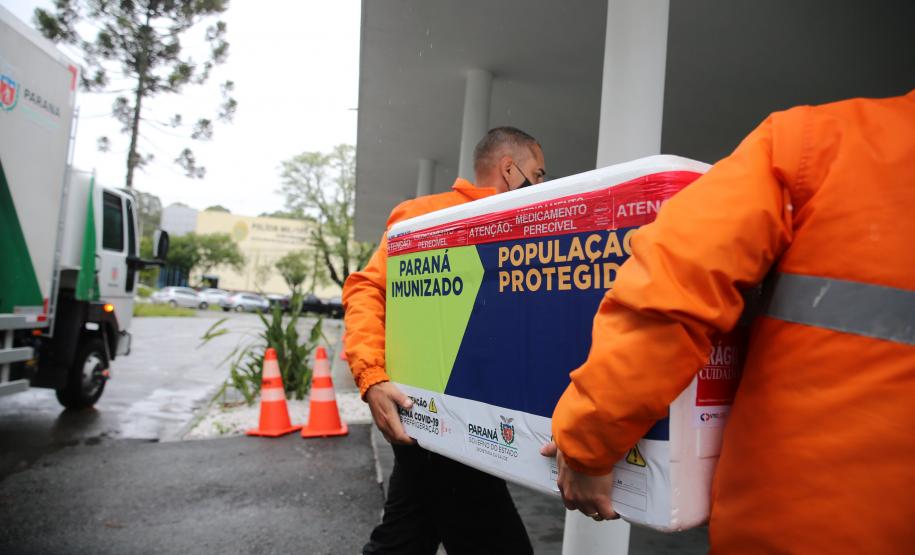 Governo começa a distribuir vacinas no Interior do Paraná