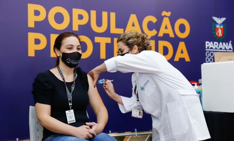 Vacinação contra a Covid-19 já começou nos 399 municípios do Paraná