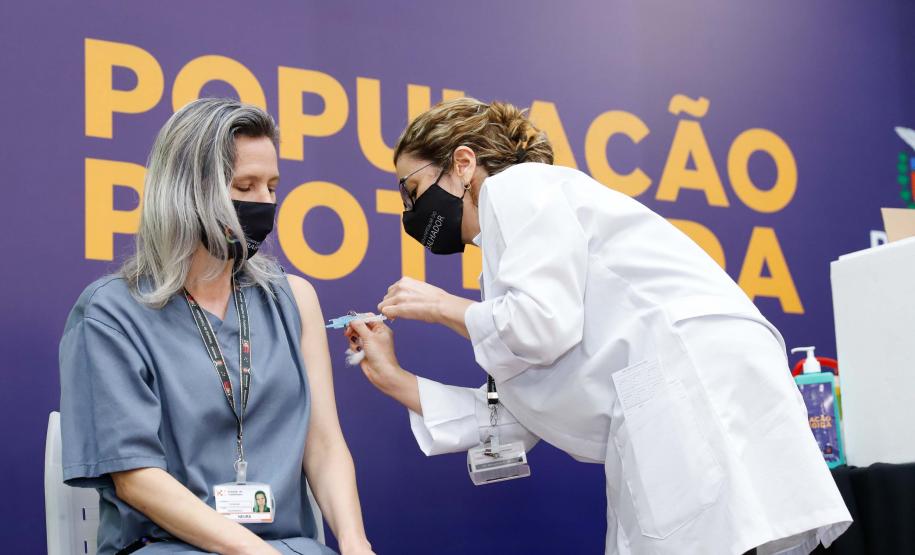 Vacinação contra a Covid-19 já começou nos 399 municípios do Paraná