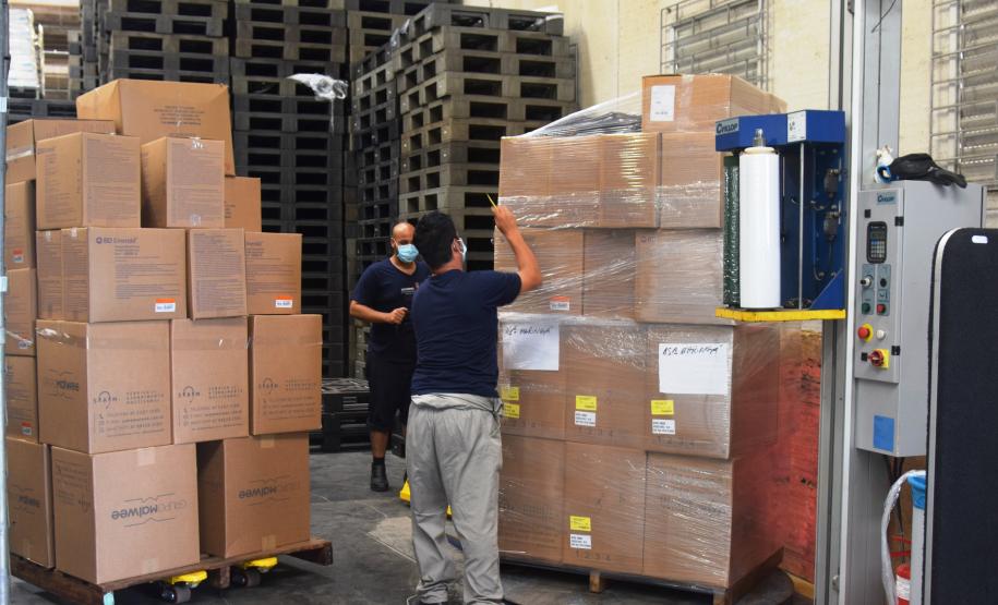 Paraná começa a distribuição de 2,2 milhões de itens para a vacinação da Covid-19