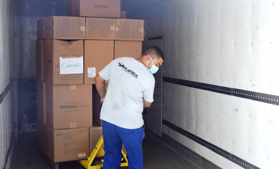 Paraná começa a distribuição de 2,2 milhões de itens para a vacinação da Covid-19