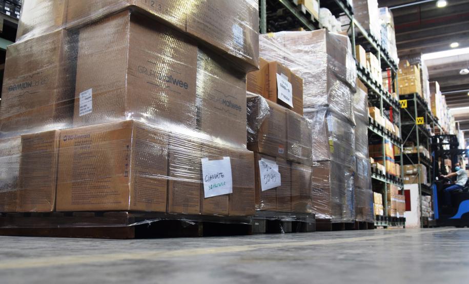 Paraná começa a distribuição de 2,2 milhões de itens para a vacinação da Covid-19