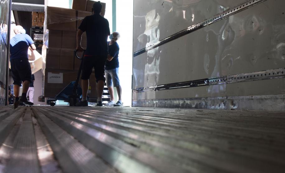 Paraná começa a distribuição de 2,2 milhões de itens para a vacinação da Covid-19