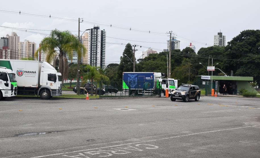 Paraná recebe novo lote de vacina e amplia imunização de profissionais da saúde