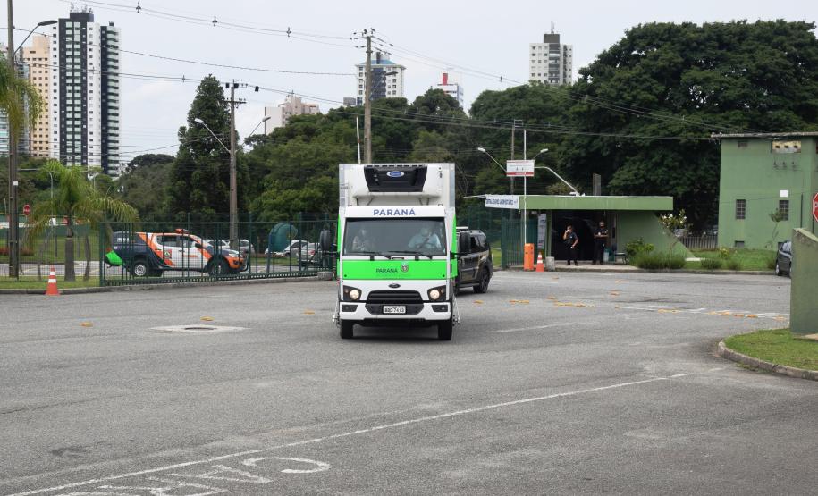 Paraná recebe novo lote de vacina e amplia imunização de profissionais da saúde