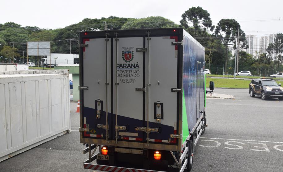 Paraná recebe novo lote de vacina e amplia imunização de profissionais da saúde