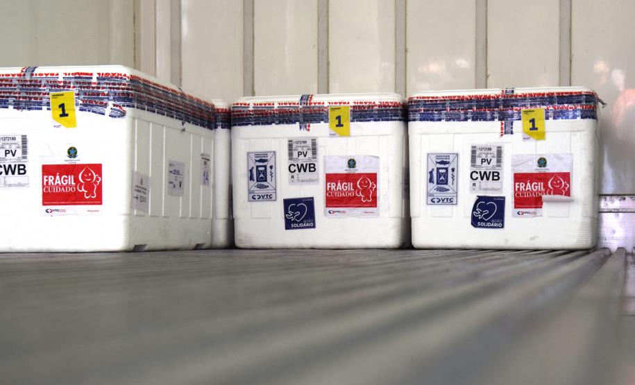 Paraná recebe novo lote de vacina e amplia imunização de profissionais da saúde