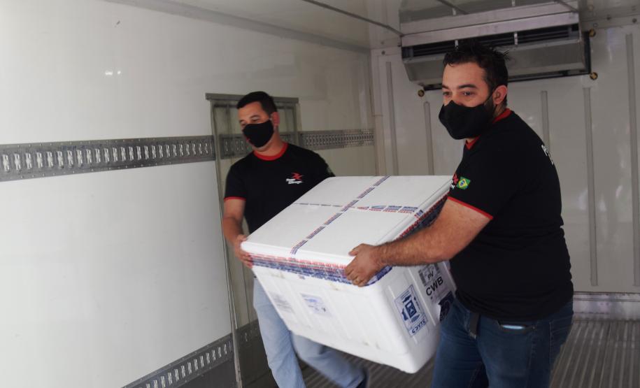 Paraná recebe novo lote de vacina e amplia imunização de profissionais da saúde