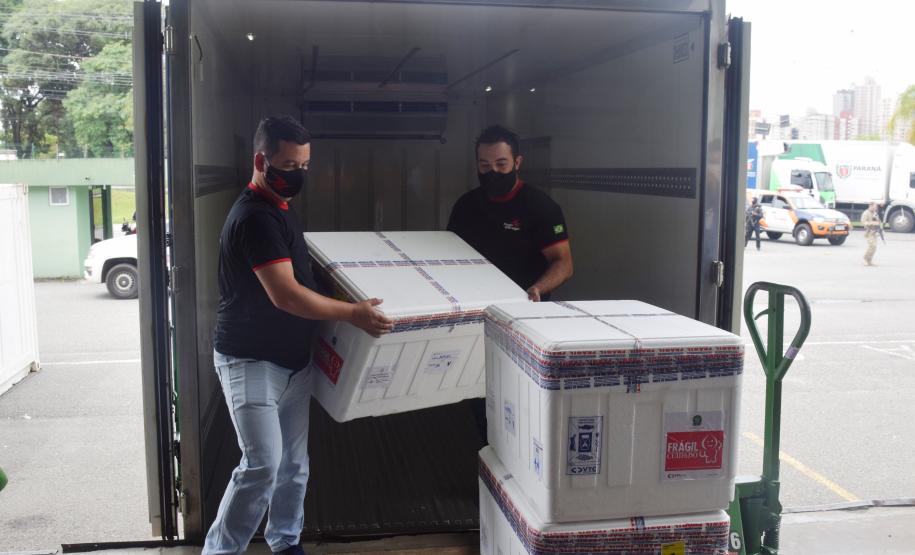 Paraná recebe novo lote de vacina e amplia imunização de profissionais da saúde