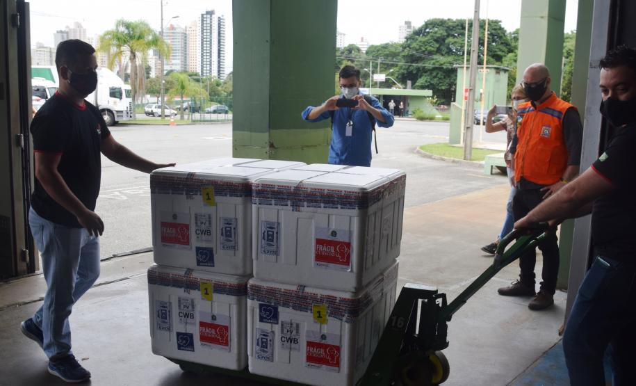 Paraná recebe novo lote de vacina e amplia imunização de profissionais da saúde