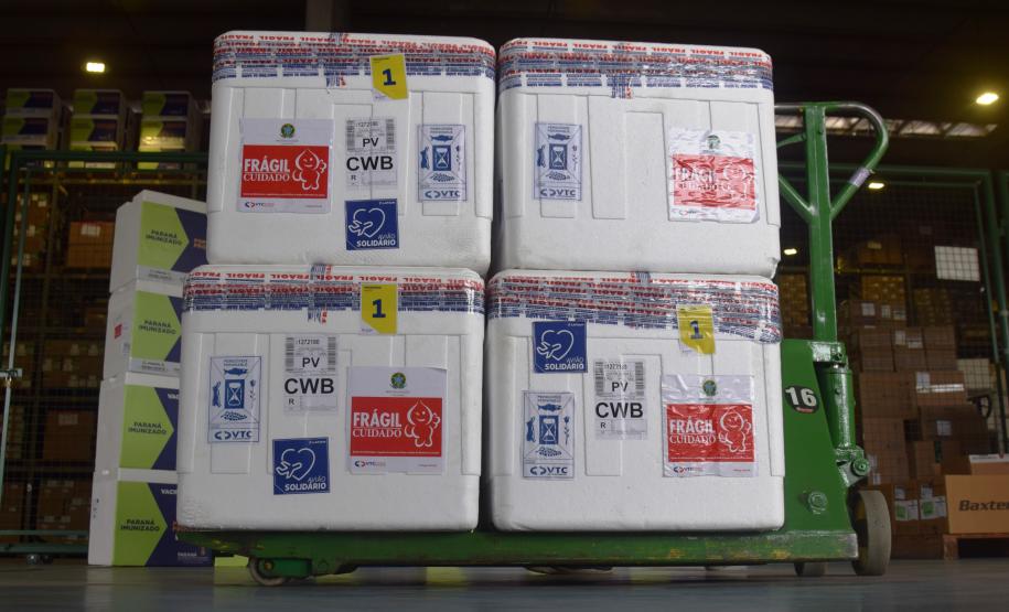 Paraná recebe novo lote de vacina e amplia imunização de profissionais da saúde