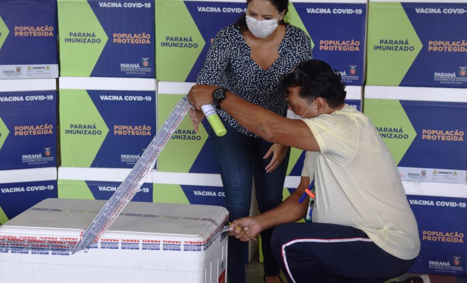 Paraná recebe novo lote de vacina e amplia imunização de profissionais da saúde