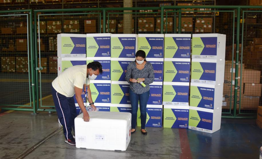Paraná recebe novo lote de vacina e amplia imunização de profissionais da saúde