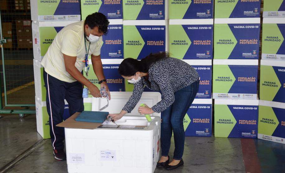 Paraná recebe novo lote de vacina e amplia imunização de profissionais da saúde