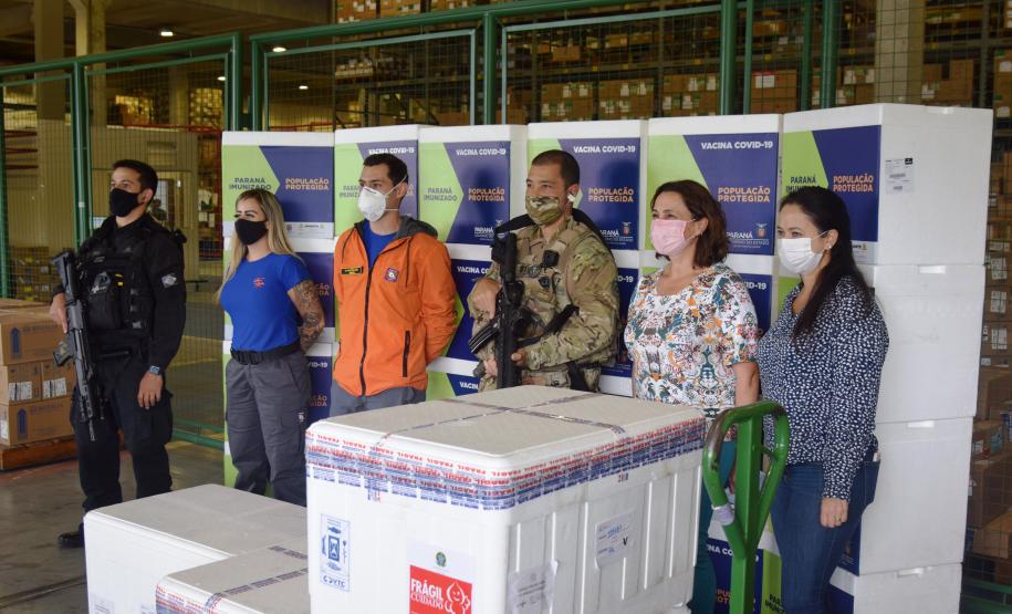 Paraná recebe novo lote de vacina e amplia imunização de profissionais da saúde