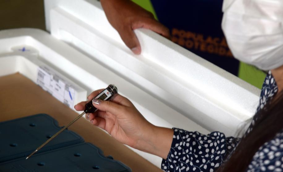 Paraná recebe novo lote de vacina e amplia imunização de profissionais da saúde