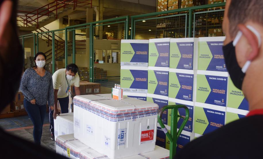 Paraná recebe novo lote de vacina e amplia imunização de profissionais da saúde
