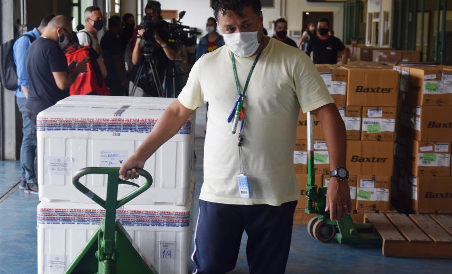 Paraná recebe novo lote de vacina e amplia imunização de profissionais da saúde