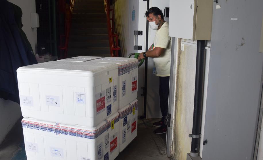 Paraná recebe novo lote de vacina e amplia imunização de profissionais da saúde