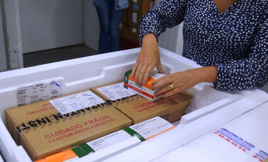 Paraná recebe novo lote de vacina e amplia imunização de profissionais da saúde