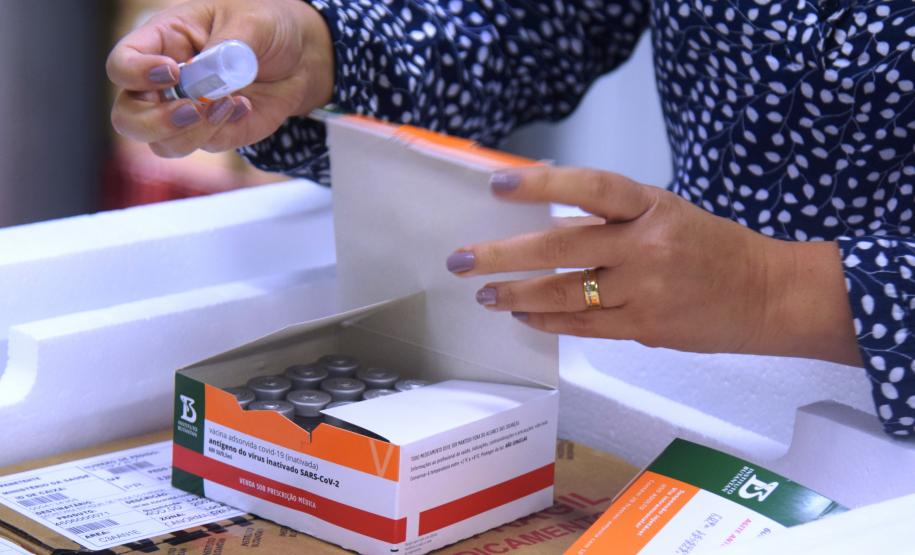 Paraná recebe novo lote de vacina e amplia imunização de profissionais da saúde