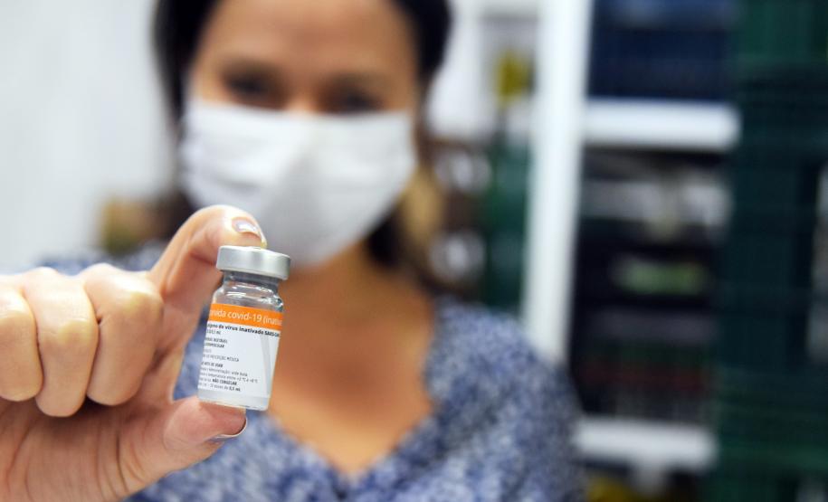 Paraná recebe novo lote de vacina e amplia imunização de profissionais da saúde