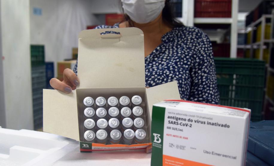 Paraná recebe novo lote de vacina e amplia imunização de profissionais da saúde