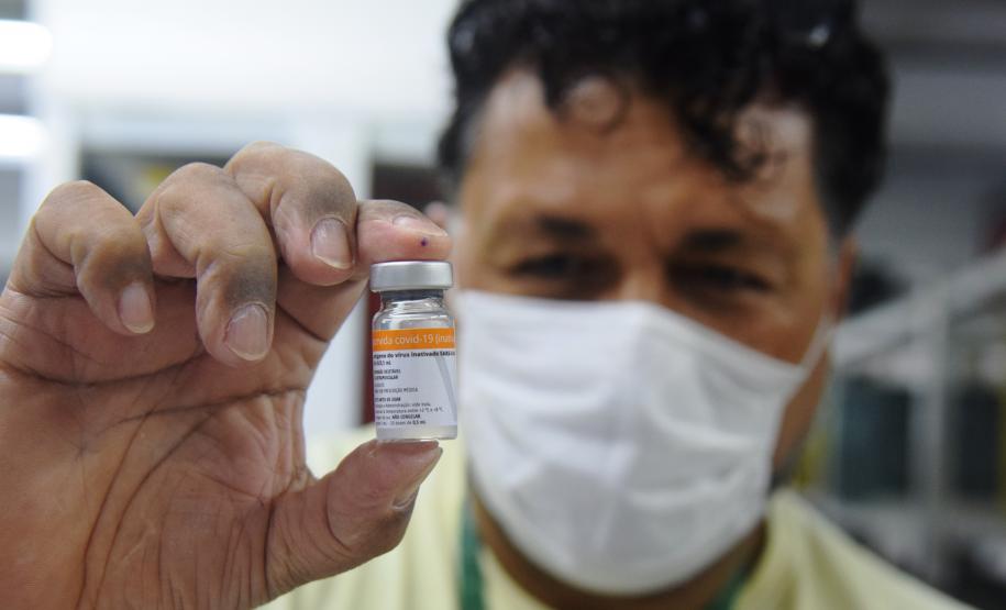 Paraná recebe novo lote de vacina e amplia imunização de profissionais da saúde