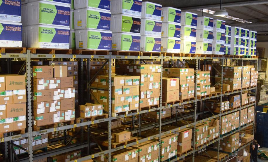 Paraná recebe novo lote de vacina e amplia imunização de profissionais da saúde
