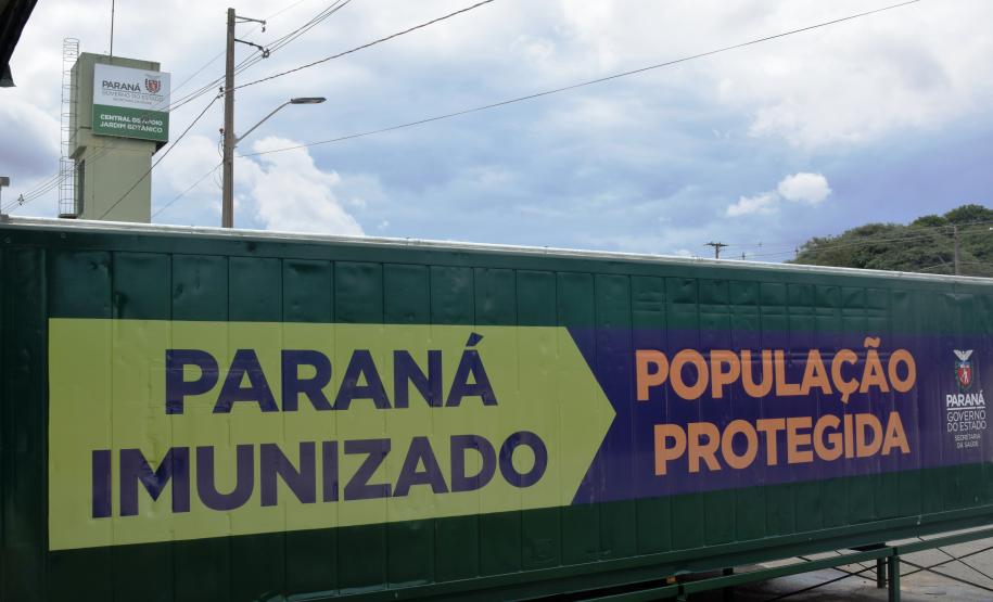 Paraná recebe novo lote de vacina e amplia imunização de profissionais da saúde