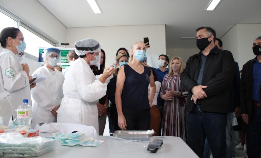 Vacinação contra a Covid-19 já começou nos 399 municípios do Paraná