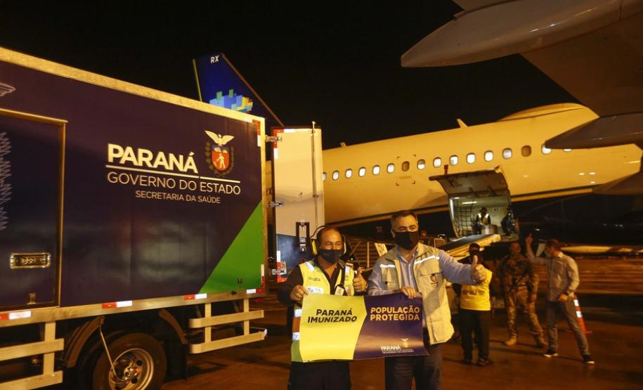 As vacinas Oxford/AstraZeneca, desenvolvidas em parceria com a Fundação Oswaldo Cruz (Fiocruz), devem chegaram no Aeroporto Internacional Afonso Pena, em São José dos Pinhais, na Região Metropolitana de Curitiba.