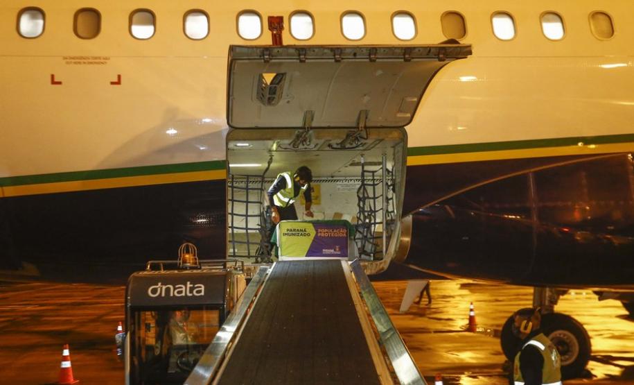 As vacinas Oxford/AstraZeneca, desenvolvidas em parceria com a Fundação Oswaldo Cruz (Fiocruz), devem chegaram no Aeroporto Internacional Afonso Pena, em São José dos Pinhais, na Região Metropolitana de Curitiba.