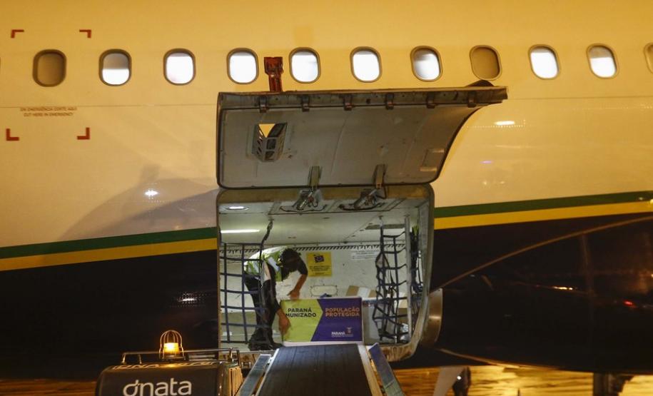 As vacinas Oxford/AstraZeneca, desenvolvidas em parceria com a Fundação Oswaldo Cruz (Fiocruz), devem chegaram no Aeroporto Internacional Afonso Pena, em São José dos Pinhais, na Região Metropolitana de Curitiba.