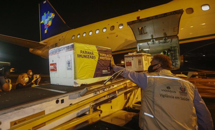 As vacinas Oxford/AstraZeneca, desenvolvidas em parceria com a Fundação Oswaldo Cruz (Fiocruz), devem chegaram no Aeroporto Internacional Afonso Pena, em São José dos Pinhais, na Região Metropolitana de Curitiba.