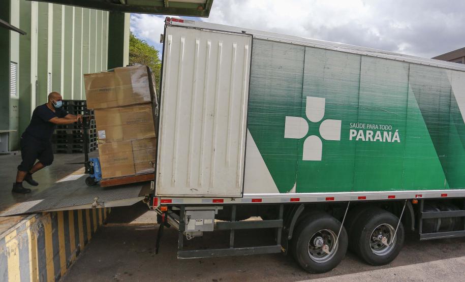 Paraná começa a distribuição de 2,2 milhões de itens para a vacinação da Covid-19