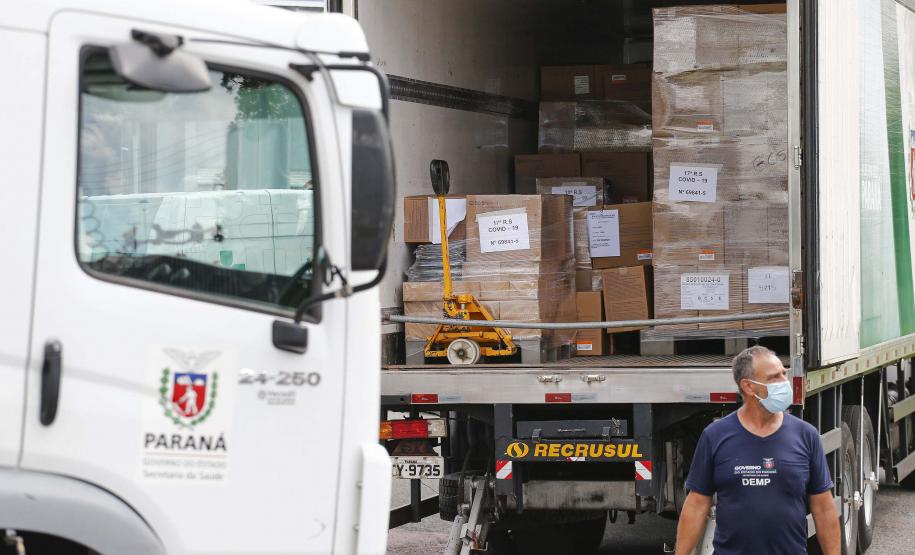 Paraná começa a distribuição de 2,2 milhões de itens para a vacinação da Covid-19